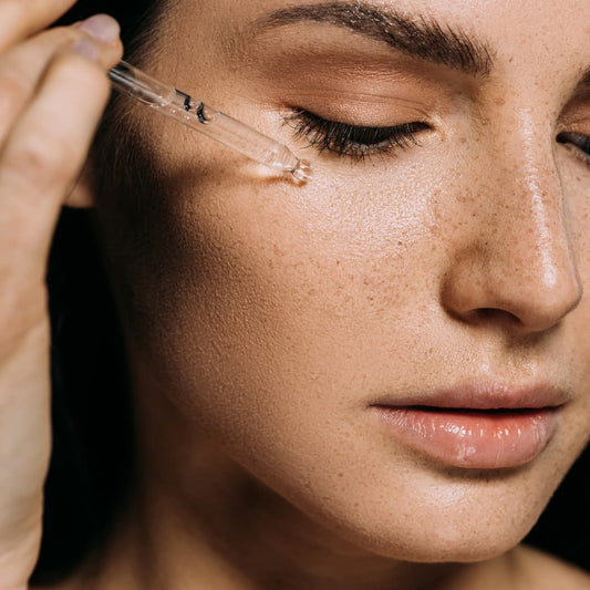 Verwen Je Huid: Een Puur Moment voor Jezelf met Serum, Masker en Peeling