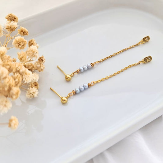 Stainless steel gouden kettingoorbellen met grijze zoetwaterparels