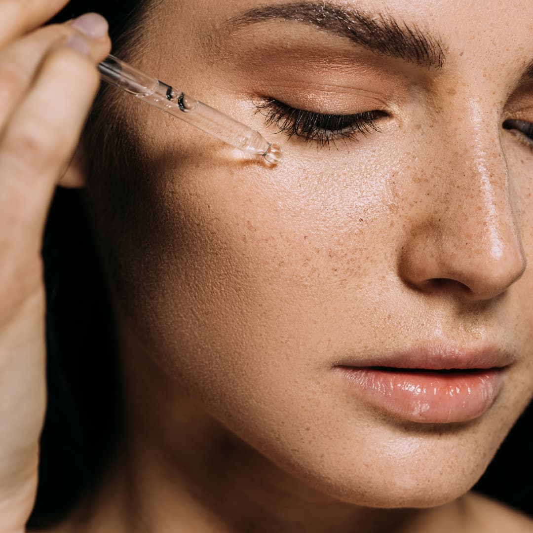 Verwen Je Huid: Een Puur Moment voor Jezelf met Serum, Masker en Peeling