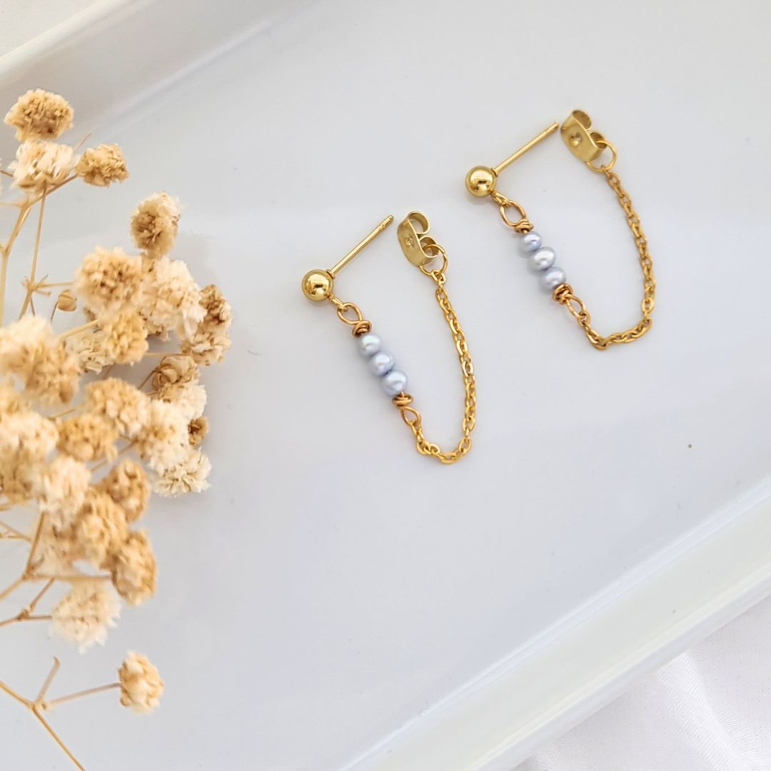 Stainless steel gouden kettingoorbellen met grijze zoetwaterparels