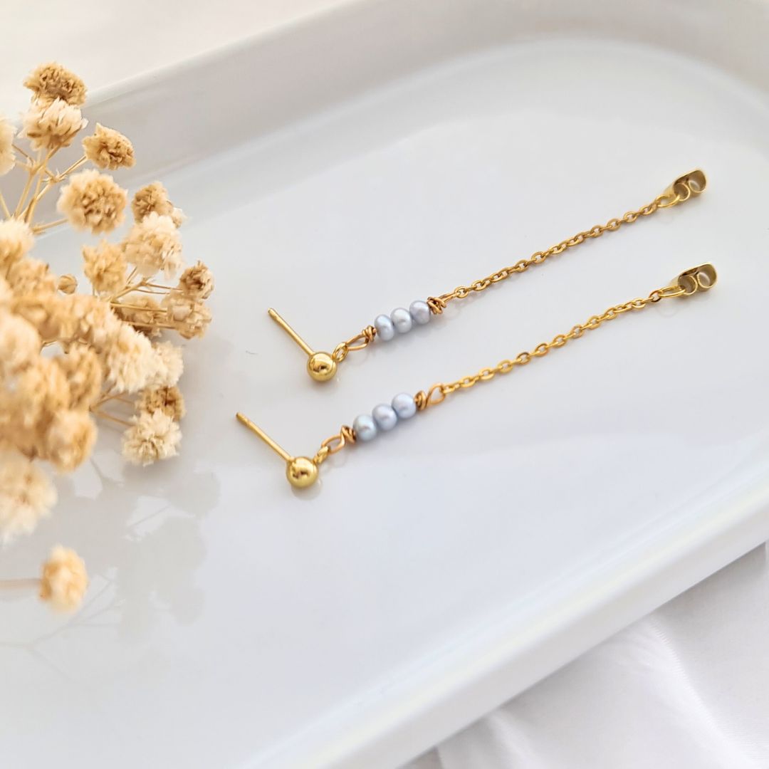 Stainless steel gouden kettingoorbellen met grijze zoetwaterparels